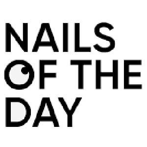 Modny manicure dnia z nowoczesnym zdobieniem w stylu NAILS OF THE DAY