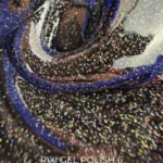 Lakier hybrydowy TOUCH Pixi 06 w czarnej, półprzezroczystej bazie z kolorowym brokatem