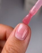 NAILSOFTHEDAY Cover base Light Pigment 46 – półtransparentna baza w pudrowym różu, 10 ml - obrazek 2