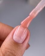 NAILSOFTHEDAY Cover base Light Pigment 45 – półprzezroczysta baza nude, 10 ml - obrazek 3