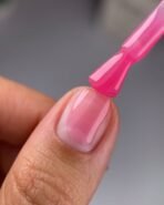 NAILSOFTHEDAY Cover Base 47 – Baza hybrydowa Intensywny Róż półtransparentna 10 ml - obrazek 2
