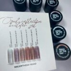 NAILSOFTHEDAY Opal reflective Builder gel 01 – mleczny żel budujący z opalowym połyskiem i drobinką odblaskową, 15 g - obrazek 4