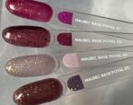 NAILSOFTHEDAY Malbec base Potal 04 – witrażowa szaro-fioletowa baza hybrydowa ze złotymi płatkami, 10 ml - obrazek 3