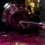 NAILSOFTHEDAY Malbec base Potal 01 – witrażowa ciemno-różowa baza hybrydowa ze złotymi płatkami, 10 ml - obrazek 2