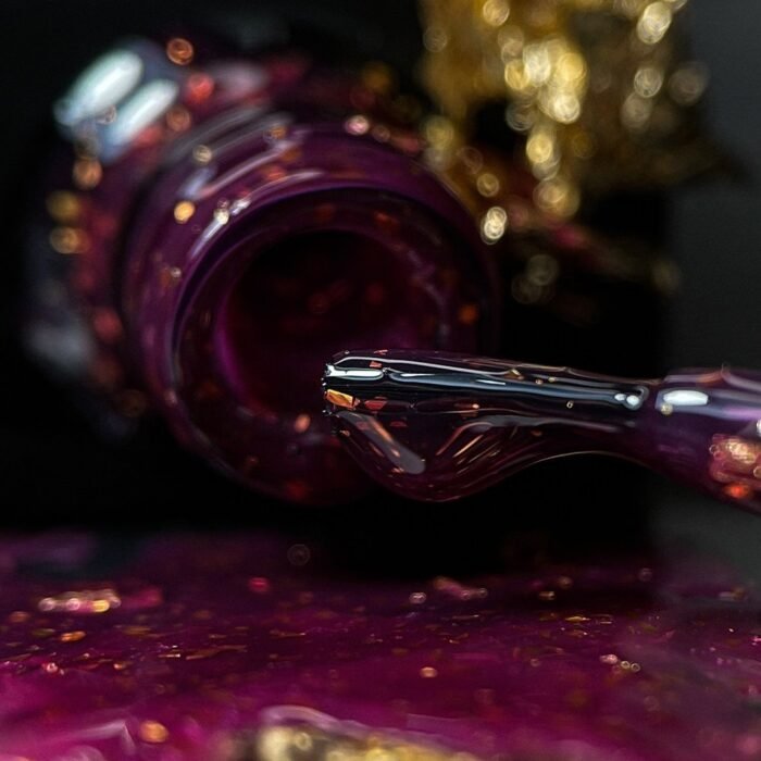 NAILSOFTHEDAY Malbec base Potal 01 – witrażowa ciemno-różowa baza hybrydowa ze złotymi płatkami, 10 ml - obrazek 2