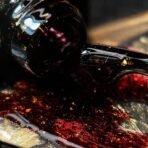 NAILSOFTHEDAY Malbec base Potal 02 – witrażowa krwisto-czerwona baza hybrydowa ze złotymi płatkami, 10 ml - obrazek 2