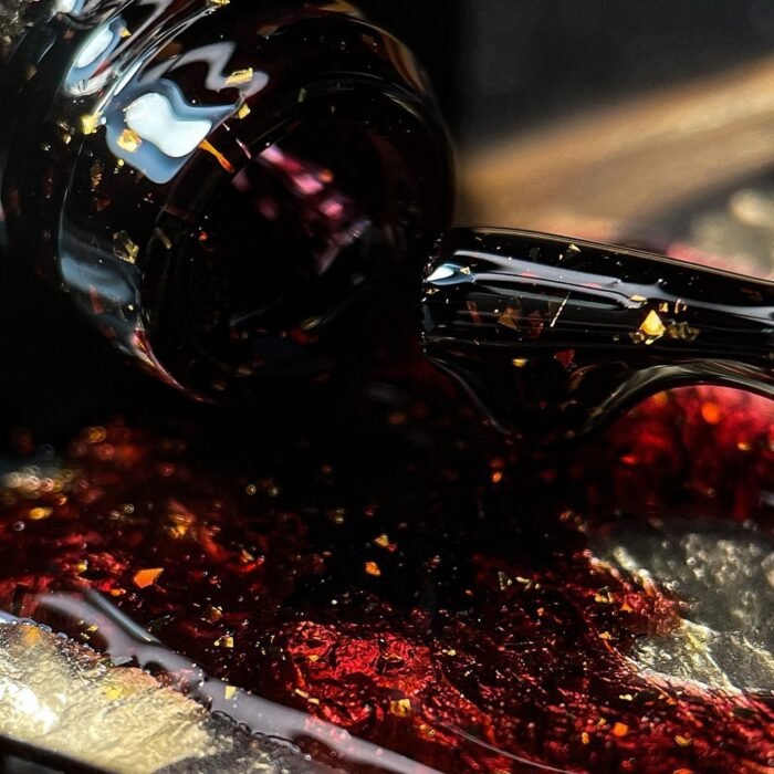 NAILSOFTHEDAY Malbec base Potal 02 – witrażowa krwisto-czerwona baza hybrydowa ze złotymi płatkami, 10 ml - obrazek 2