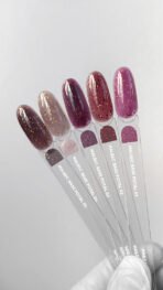 NAILSOFTHEDAY Malbec base Potal 03 – witrażowa ciemno-fioletowa baza hybrydowa ze złotymi płatkami, 10 ml - obrazek 3