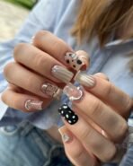 NAILSOFTHEDAY Korean cat eye 01 – jasnoszary lakier hybrydowy z efektem „kocie oko”, 10 ml - obrazek 3