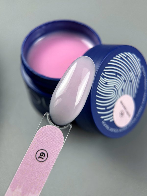 TOUCH Builder Liquid 19 – płynny żel budujący w jasnoróżowym odcieniu TOUCH Builder Liquid 19 – jasnoróżowy płynny żel budujący 15 ml