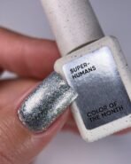 NAILSOFTHEDAY Color of the Month December 2025 Superhumans – srebrny lakier hybrydowy flash, 6 ml - obrazek 3
